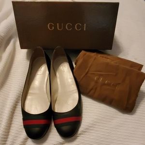 Gucci flats. Black with web toe detail. Size 41